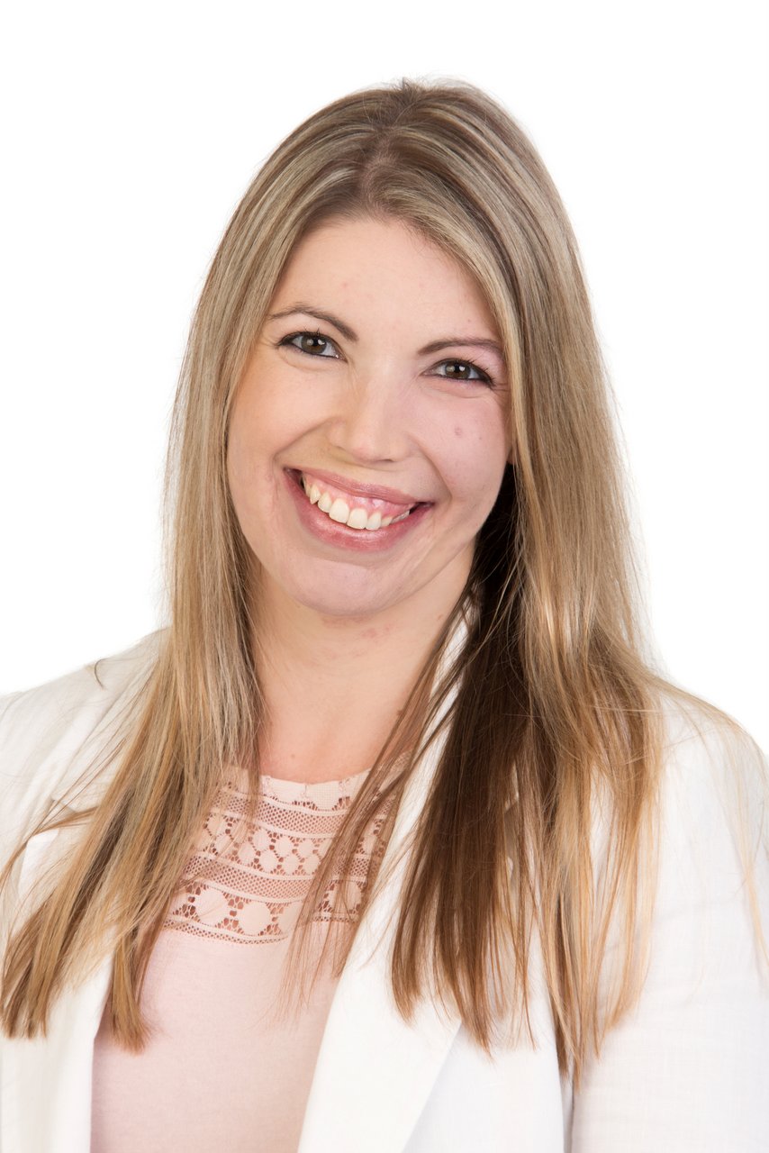 Candie-Neethling-Profile02-Candice-Laptop